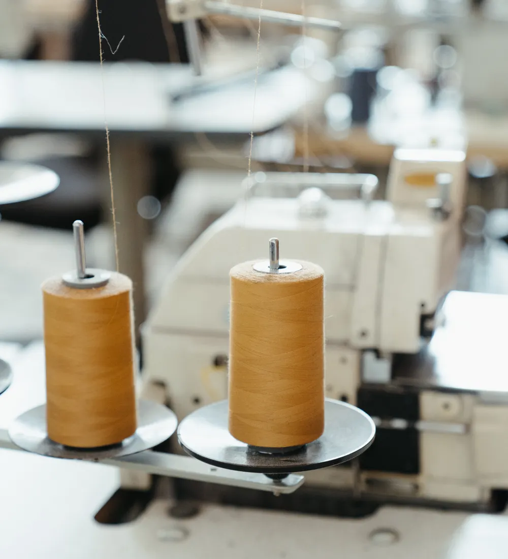 Máquina de costura com carretéis de linha